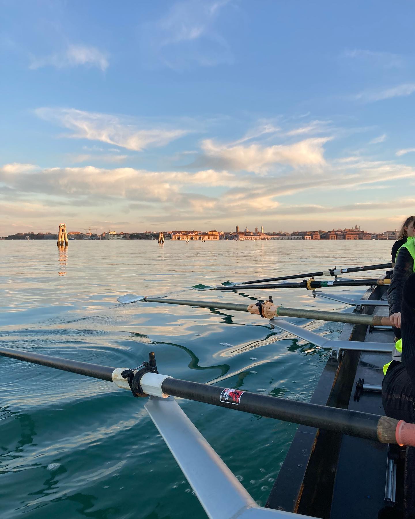 Vogare nella laguna di Venezia verso il tramonto